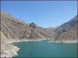 Avec laquelle de ces gigantesques étendues d'eau le Turkménistan a-t-il une frontière commune ?