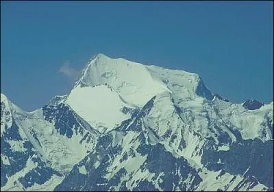 A quoi le pic du Communisme (actuellement pic Ismaïl-Samani), situé dans le nord du massif du Pamir, devait-il son nom ?