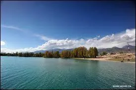 Quelle est la particularité du lac d'Issyk-Koul, au Kirghizistan ?