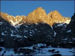 Comment appelle-t-on le versant de la montagne non situé au soleil ?
