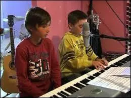 Quel est le titre de la toute première chanson que Valentin a chantée avec son frère ?