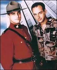 Quel nom portait cette série se déroulant à Chicago, où un agent de la Police montée canadienne, véritable modèle de courtoisie, faisait équipe avec un flic local dont le caractère était à l'opposé ?