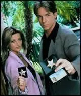 Série diffusée de 1991 à 1999, "Les Dessous de Palm Beach" a connu plusieurs duos en tant que personnages principaux. Quels sont les acteurs ayant interprété les rôles principaux de 1996 à 1999, présents sur la photo ?