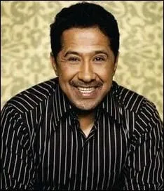 Comment s'appelle la jolie femme à qui Khaled promet monts et merveilles pour qu'elle l'aime ?