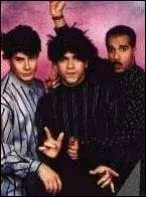 Les Inconnus chantent avec un sens de la poésie incomparable : "Soudain quand elle est partie, j'ai vu qu'elle n'était plus là. Et comme elle n'était plus là, j'me suis dit elle est partie". Elle avait les yeux bleus :