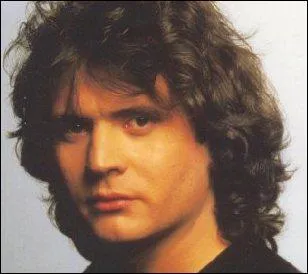 Pour Daniel Balavoine "sa couleur et ses mots tout lui va, qu'elle vive ici ou là-bas." À qui s'adresse cette belle déclaration d'amour ?