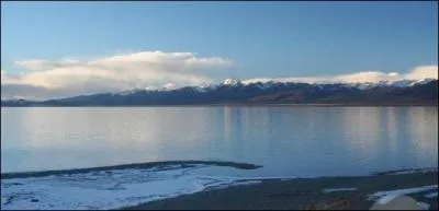 Qui a écrit "Un soir t'en souvient-il, nous voguions en silence, on n'entendait au loin sur l'onde et sous les cieux, que le bruit des rameurs qui frappaient en cadence les flots harmonieux" ?