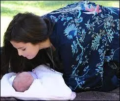 Comment s'appelle la demi-sur de Selena ?