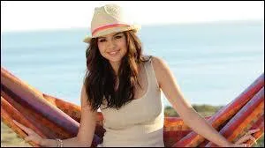 En quelle année Selena pose-t-elle pour la première fois pour Teen Vogue ?