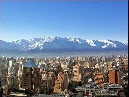 Je suis la capitale d'un pays d'Amérique du Sud. Celui-ci s'étend sur la Cordillère des Andes. Ma population est d'un peu plus de 7 millions d'habitants pour une densité de 8022 habitants par kilomètre carré. Que suis-je?