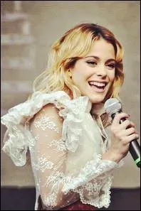 Dans quelle série joue-t-elle ?