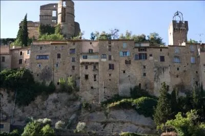 Dans quel département se situe le charmant village de Montbrun-les-Bains, perché sur une colline avec son château en ruine et son église romane ainsi que sa place avec sa fontaine bien fraîche?