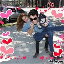 Dans la saison 1, comment Violetta rencontre-t-elle Tomas ?