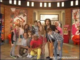 Dans la saison 2, qui a composé "Algo se enciende" ?