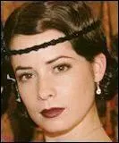 Dans l'épisode "Sur contre surs" quel est le nom de famille de Piper dans sa vie antérieure ?