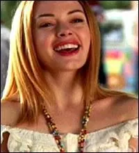 Dans l'épisode "Faîtes l'amour, pas la guerre" comment Paige se retrouve-t-elle dans le passé?