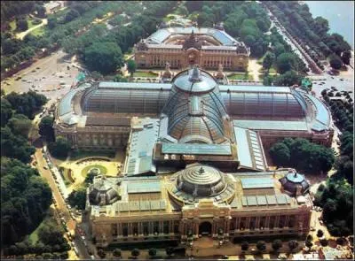 Quelle inscription peut-on lire au fronton de l'aile ouest du Grand Palais, à Paris ?