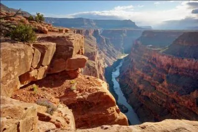 Dans quel Etat américain pouvez-vous admirer le Grand Canyon du Colorado, qui s'étire sur 450 km et atteint par endroit une largeur de 30 km ?