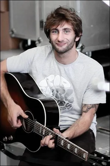 Ce jeune chanteur français s'est fait connaître par une chanson intitulée "Toi et moi" qui commence ainsi : "Je voudrais partir jusqu'à la mer, allongé sur le sable prendre un peu l'air". Quel est son nom ?