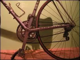 Quand la chaîne reliant le pédalier à la roue arrière est-elle inventée ?