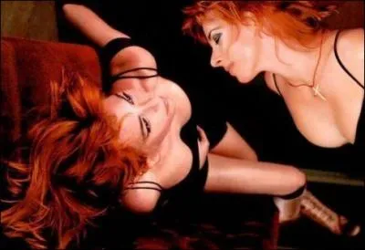 À qui appartient cette chevelure rousse, flamboyante ?