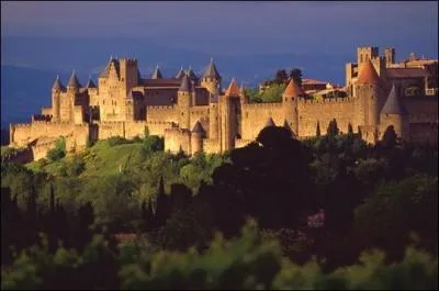 La Cité de Carcassonne, ensemble architectural médiéval unique en Europe, doit sa renommée à sa double enceinte de trois kilomètres de longueur comportant 52 tours.