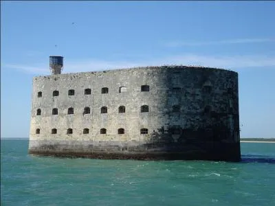 Le fort Boyard fut édifié au XIXe siècle afin de protéger le grand arsenal de Rochefort des assauts de la marine anglaise.