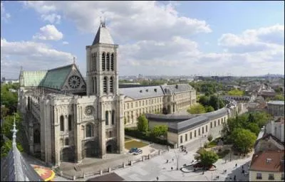 La basilique royale de Saint-Denis a été le premier chef d'uvre monumental de l'art gothique. Elle abrite la nécropole royale.