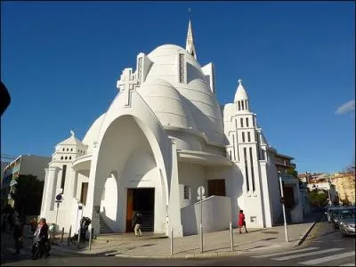 L'église Sainte-Jeanne d'Arc, dans le quartier niçois de Fuon-Cauda, célèbre pour son architecture particulière, est surnommée "La Meringue".