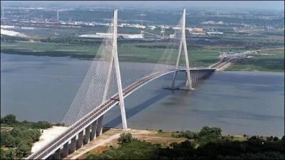 Le pont de Normandie, pont à haubans, relie Le Havre à Honfleur.