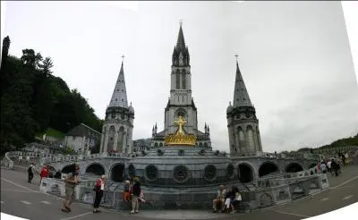 La basilique Notre-Dame du Rosaire, construite à quelques pas de la Grotte de Massabielle, à Lourdes, est un haut lieu de pèlerinage catholique.