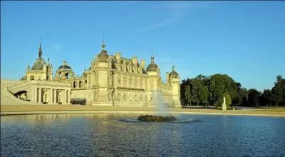 Le château de Chantilly, dans la vallée de la Nonette, fut légué en 1897 à l'Institut de France par Henri d'Orléans.