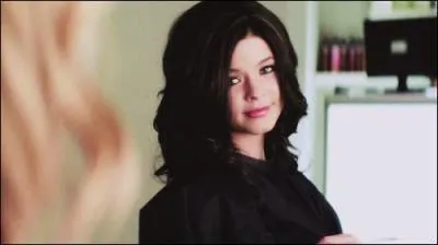 Quel est le nom qu'utilise Alison lorsqu'elle porte une perruque brune ?