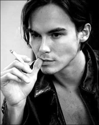 Où se cachait Caleb avant d'aller chez Lucas ?