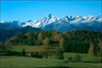 Le département de l'Ariège ne touche pas celui :