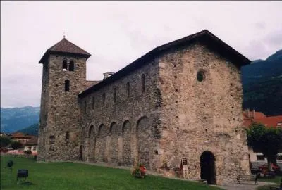 Quel département ne touche pas celui des Hautes-Alpes?