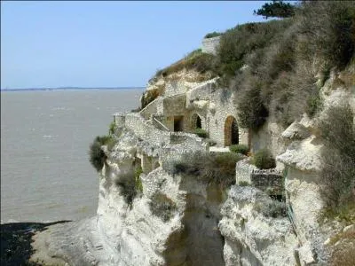 Des quatre départements suivants, lequel n'a pas de frontière commune à celui de la Charente-Maritime?