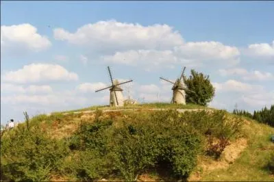 De ces quatre départements, lequel n'est pas frontalier de la Vendée?