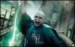 Lorsque Voldemort arrive à Poudlard en pensant qu'Harry était mort, que propose-t-il aux élèves de Poudard ?