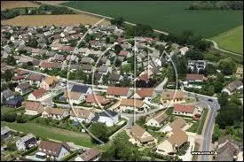 Voici la ville bourguignonne de Châtenoy-le-Royal vue du ciel. Elle se trouve dans le département n° ...