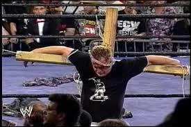 Comme l'indique son nom, la ECW était la fédération où l'extrême et le hardcore étaient rois. En 1996, un match sanglant pour le titre de la fédération s'achève par la crucifixion du perdant, ce qui fit un énorme scandale dans un pays aussi pieux que les Etats-Unis. Quel est ce catcheur qui se retrouva sur la croix ?