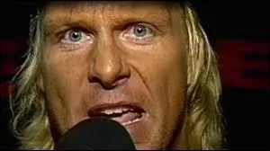 En 1995, Steve Austin se fit renvoyer par la WCW, cette dernière n'étant pas convaincue par le potentiel de ce lutteur. Austin s'engagea avec une fédération rivale où il put exercer ses talents au micro. Il en profita pour déballer toute sa haine envers ses anciens employeurs, notamment Eric Bischoff. Dans quelle fédération Austin se trouvait-il donc à ce moment ?