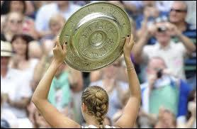 Quelle est la joueuse qui détient le record de victoires dans le tournoi de Wimbledon ?
