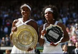 L'américaine Serena Williams détient un nombre de victoires à Wimbledon supérieur à celui de sa sur Venus.