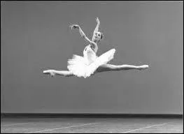 Cette jeune femme effectue :