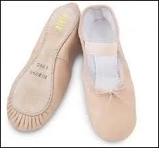 Ces chaussons sont les premiers que l'on porte en danse classique, ce sont :