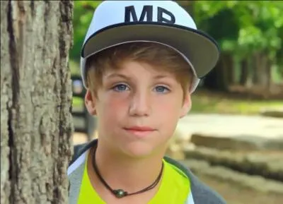 Avec qui Matty B chante-t-il "She looks so perfect" ?