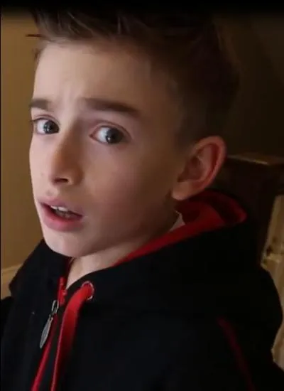 Combien Johnny a-t-il de sur(s) ?