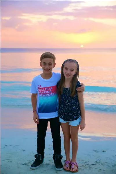 Comment s'appelle la sur de Johnny, présente sur la photo ?