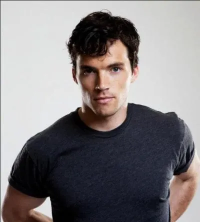 Quelles sont les véritables infos sur l'interprète d'Ezra ?